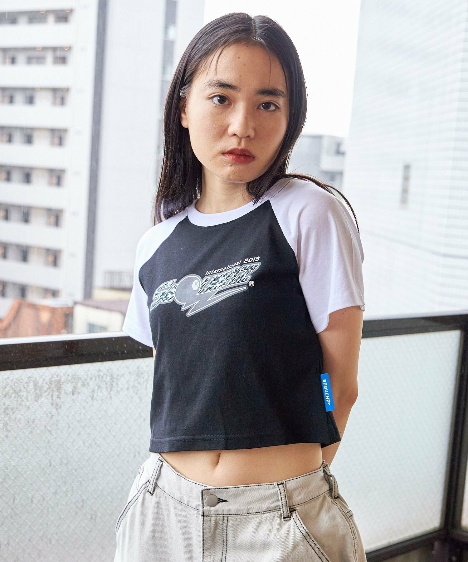 【SEQUENZ】 W SQNZ GRAPHIC BABE TEE / ロゴ バックプリント ワンポイント クルーネック 半袖 ショート丈 ラインストーン